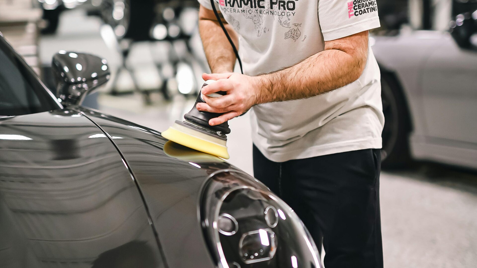 Automobilový nadšenec dokumentuje servis svojho auta