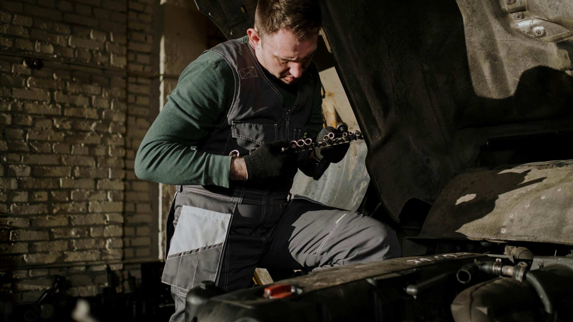 Malá garáž s mechanikom pri zákazke